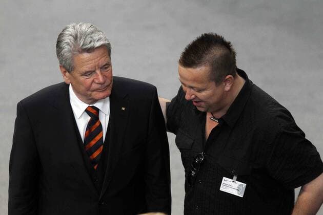 14. Bundesversammlung am Mittwoch (30.06.2010) in Berlin im Bundestag zur Wahl des neunen Bundespräsidenten: 14:17 Uhr: Joachim Gauck (L) und Sebastian Krumbiegel.