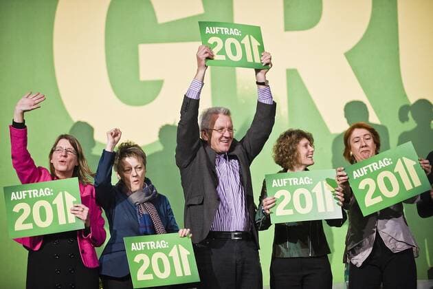 Abschlussbild mit den Spitzenkandidaten für die Landtagswahlen 2011, mit v.l. Claudia DALBERT (Sachsen-Anhalt), Renate KÜNAST (Berlin), Winfried KRETSCHMANN (Baden-Württemberg), Eveline LEMKE (Rheinland-Pfalz), Karoline LINNERT (Bremen), halten Schilder mit Auftrag 2011 hoch, 32. Ordentliche Bundesdelegiertenkonferenz von Bündnis 90 Die Grünen vom 19. - 21.11.2010 in Freiburg