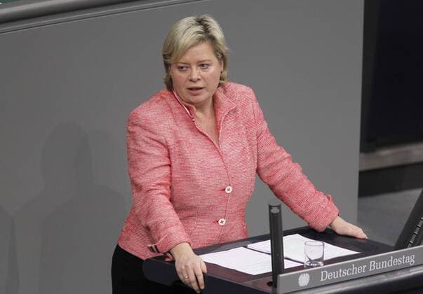 Berlin, Bundestag: Schlussberatung des Haushalts 2011, Foto: Gesine Lötzsch, Die Linken