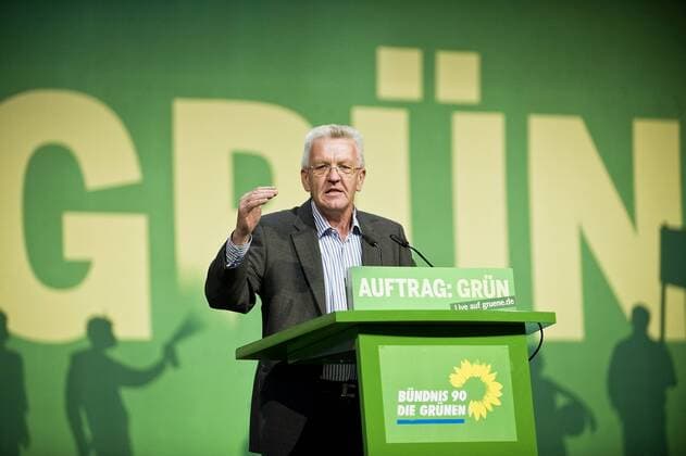 Winfried KRETSCHMANN, MdL, Halbfigur, bei seiner Rede, Gestik, Geste, dahinter steht Grün , - 32. Ordentliche Bundesdelegiertenkonferenz von Bündnis 90 Die Grünen in Freiburg