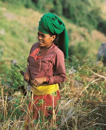 IMAGO Nature: Unsere Erde, Naturschutz, Indigene Völker Colourfully dressed Rai woman in the village of Seduwa in the Makalu region of east Nepal - McPPAT