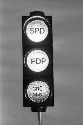 Ampelkoalition: Ampel mit dem Schriftzug SPD, FDP und Grünen