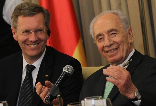 The Israeli President Shimon Peres (R) and German President Christian Wulff attend to a lunch meeting in the President s residence in Jerusalem, Israel on November 28, 2010.  JER20101128101