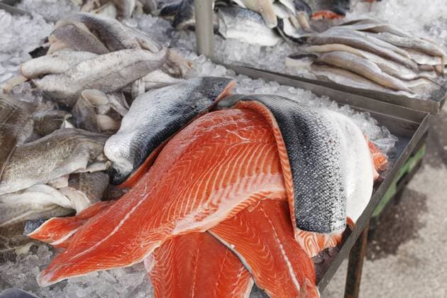  Lachs und anderer Fisch, Marktstand, Sneem, Ring of Kerry, County Kerry, Irland, Britische Inseln, Europa ibxman01580138