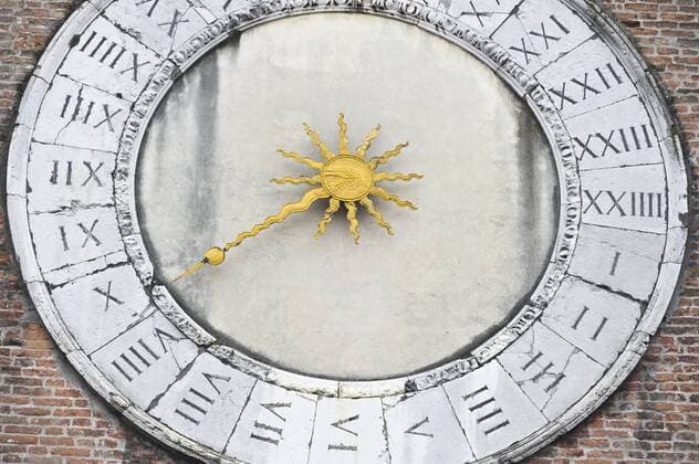  Sonnenuhr nahe der Rialto Brücke, Venedig, Venetien, Italien, Europa ibldjs01768845