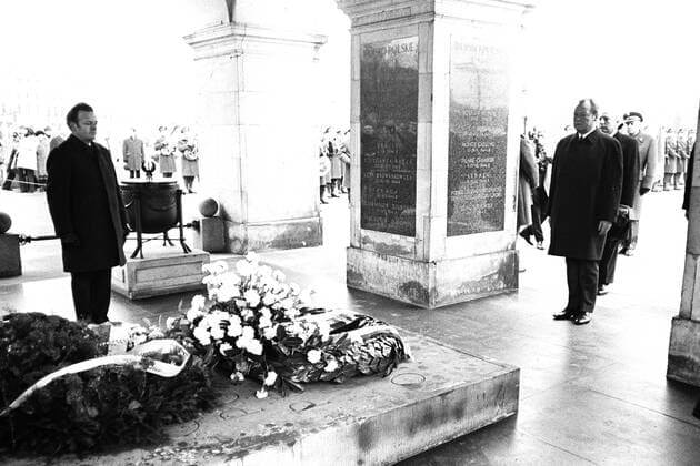 Bundeskanzler Willy BRANDT, rechts, steht schweigend im Gedenken vor einer mit Kränzen geschmückten Steinplatte, vor der Kranzniederlegung vor dem Denkmal der Helden des Ghettos, vor dem historischen Kniefall in Warschau 1970, SW-Aufnahme, 07.12.1970