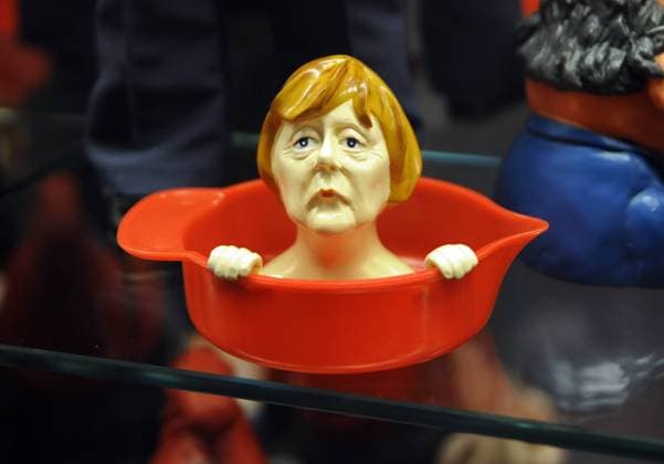 Deutschland, Bonn. Die Ausstellung - Spass beiseite. Humor und Politik in Deutschland - im Haus der Geschichte. Foto: eine traurige Angela Merkel in der Badewanne