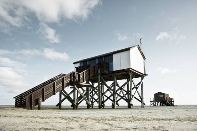 Pfahlbauten am Strand von St. Peter-Ording, Schleswig-Holstein, Deutschland, Europa ibxrwi01755828