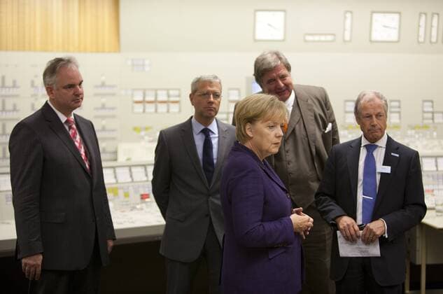 Deutschland, Lingen, Energiereise von Bundeskanzlerin Angela Merkel, Besuch des Kernkraftwerkes Lingen, hier mit Johannes Teyssen (li.), Jürgen Grossmann (2.v.re.), Norbert Röttgen (2.v.li.), Gerd Jäger, 26.08.2010