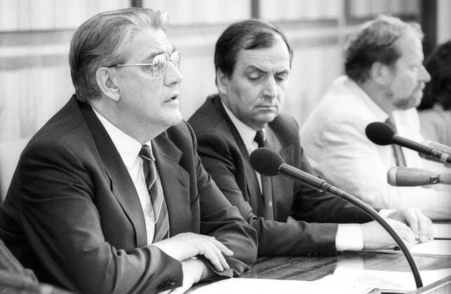 Umweltminister Klaus Töpfer (2.v.li., Deutschland CDU) neben Hans Reichelt (li., DDR Minister für Umweltschutz und Wasserwirtschaft) während einer Pressekonferenz in Bonn