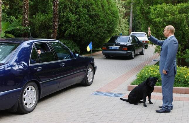TAS66: SOCHI, RUSSIA. AUGUST 18. President of Russia Vladimir Putin (R) raises a hand in farewell to Ukrainian President Leonid Kuchma leaving Sochi residence Bocharov Ruchei .  TASS_127910