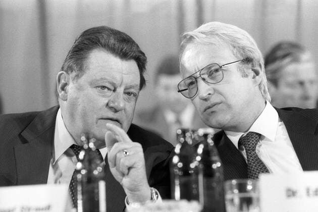 Franz Josef Strauß (li., Deutschland CSU Vorsitzender) und Edmund Stoiber (Deutschland CSU) auf dem CSU-Parteitag in München