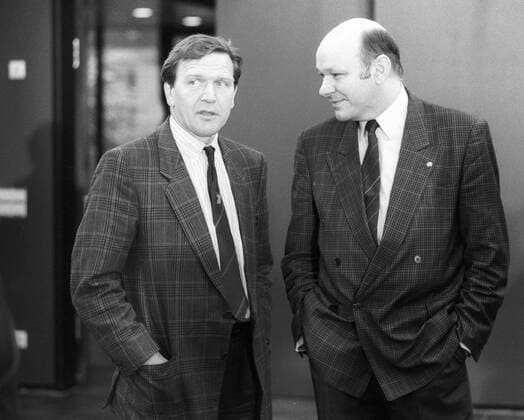 Gerhard Schröder (li., BRD SPD) und Walter Momper (SPD) in Bonn