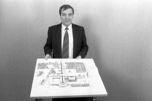 Umweltminister Klaus Töpfer (BRD CDU) präsentiert den Entwurf für ein Neubauprojekt im Bonner Regierungsviertel