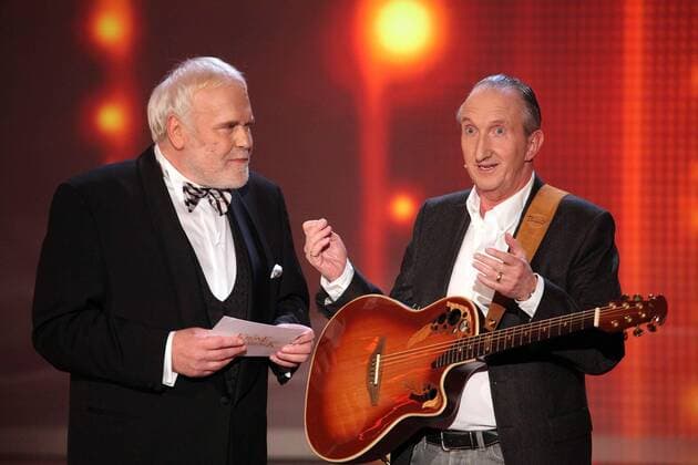 Moderator Gunther Emmerlich und Sänger und Komiker Mike Krüger (GER) Livesendung zur Verleihung der Krone der Volksmusik aus der Stadthalle in Chemnitz