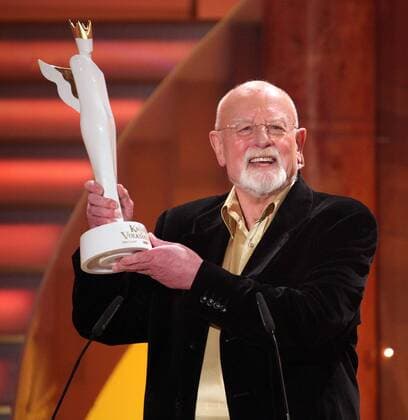 Sänger Roger Whittaker (GBR) bekommt die Krone der Volksmusik für sein Lebenswerk überreicht Livesendung zur Verleihung der Krone der Volksmusik aus der Stadthalle in Chemnitz