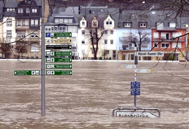IMAGO Nature: Unsere Erde, Klimawandel, Überschwemmungen DEU , DEUTSCHLAND : Hochwasser der Mosel in Zell DEU , GERMANY : Flood of Mosel river in Zell 09.01.2011