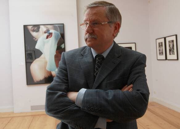 Apolda , Kunsthaus Apolda , Ausstellung von Fotografien von Helmut Newton , Ausstellungseröffnung im Bild: Chef Kunsthaus Apolda Hans Jürgen Giese (60) vor einem Portrait von Monica Belluci