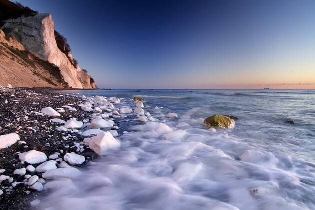 Morgenrot am Kreidefelsen Möns Klint, Insel Mön, Dänemark, Europa iblmtu01803357