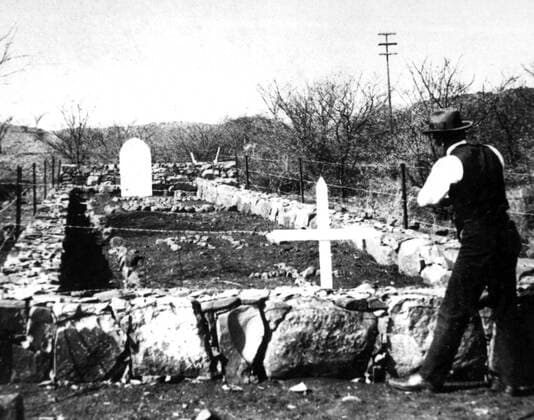 The Anglo-Boer War SOUTH AFRICA: Boer War. Battle of Colenso 1900. Graves of the Royak Inniskillings and the Dublin Fusiliers at the foot of Hart s Hill after the ill-fated attack by Irish Brigade. The Boers won a decisive victory here when Buller made one of his futile attempts to relieve the Ladysmith siege. Gallo995045