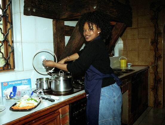 Zoleka Mandela JOHANNESBURG, SOUTH AFRICA ? 13 August 2003: Zoleka Seakemela washing dishes. Gallo995063