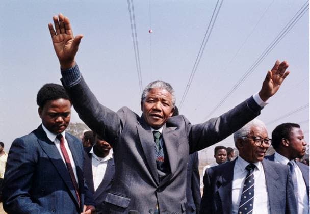 IMAGO History, Ende der Apartheid in Südafrika: 1990-1994 GW0389, South Africa,East Rand, 1990: Nelson Mandela calm Phola Park squatters, after attacks on their squatter camps by Inkatha Freedom Party, supporting hostel dwellers. ANC - African National Congress, rally. Photograph: Graeme Williams South Photographs Gallo995087