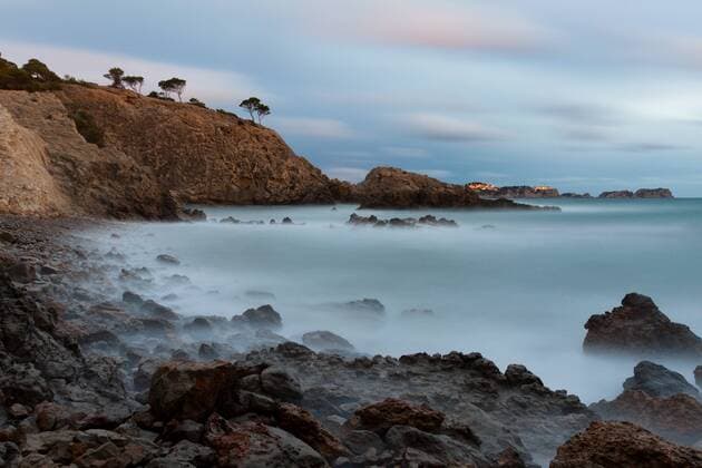 Abendstimmung am Meer mit Brandung bei Peguera, Palma, Mallorca, Balearen, Spanien, Europa iblaxs01803324