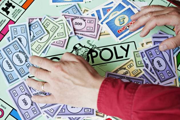 Monopoly, table (round) game, hands, mock money. Table game Monopoly was introduced 75 years ago on February 7, 1935. (CTKxPhoto JosefxHorazny)  CTKPhoto201002250147201