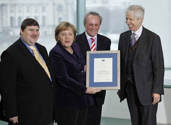 Berlin, Überreichung des Europapreises 2010 der Europa-Gesellschaft Coudenhove-Kalergi an Bundeskanzlerin Angela Merkel durch Prinz Nikolaus von Liechtenstein (R), geschäftsführender Vizepräsident der Europa-Gesellschaft Coudenhove-Kalergi - Bernd Posselt (L), Angela Merkel,