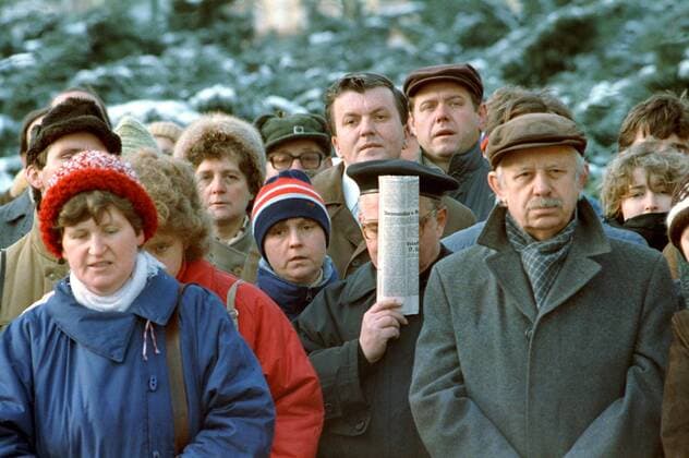 Believers crowd Hradcany Sqaure at Prague Castle as they celebrate canonization of St. Agnes of Bohemia during Czechoslovakia s Velvet Revolution on November 25, 1989. CTK Photo Karel Mevald  CTKPhoto00014276