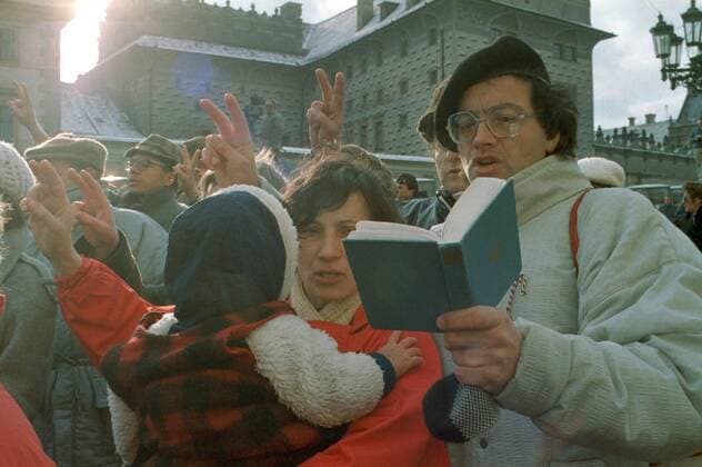Believers in Hradcany Sqaure at Prague Castle as they celebrate canonization of St. Agnes of Bohemia during Czechoslovakia s Velvet Revolution on November 25, 1989. CTK Photo Karel Mevald  CTKPhoto00014277