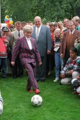 Hannelore Kohl und Bundeskanzler Helmut Kohl (Deutschland CDU) beim Fußball - Kinderfest im Bundeskanzleramt in Bonn