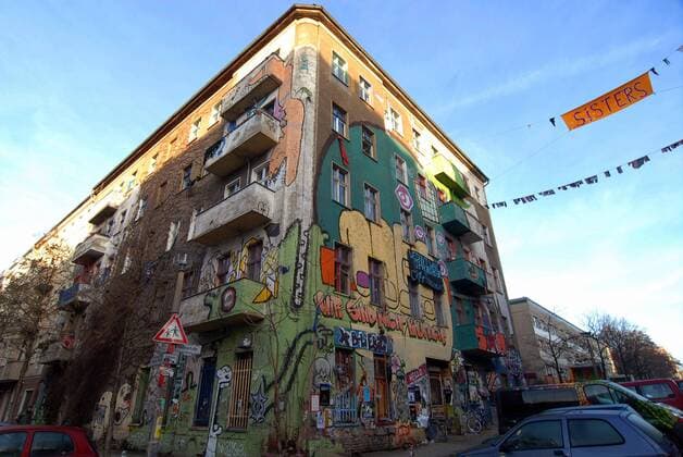 Berlin Friedrichshain-Kreuzberg: Am 10. Januar 2011 kam der Räumungsbescheid für das Haus Liebigstrasse 14 an der Ecke Rigaer Str Anfang 1990 wurde das Haus besetzt, 1992 mit Mietverträgen legalisiert. Derzeit wohnen 27 Menschen ohne gültigen Mietvertrag, die gegen die bevorstehende Räumung des Alternativobjektes am 02. Februar 2011 um 08 Uhr protestieren, und nicht widerstandslos aufgeben wollen... Die Polizei trifft Vorkehrungen für die geplante Räumung.. Die Bewohner rechnen mit der Solidarisierung der Alternativobjekte Liebig 34 (im Foto) und der Rigaer 94 in der Nähe...