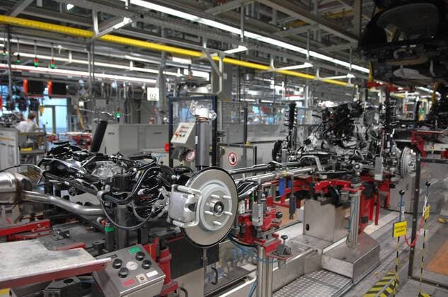 Rüsselsheim: Produktion des Mittelklasse-Modells Insgnia im Stammwerk Rüsselsheim. Kardanwelle und hintere Radaufhängung mit Bremsscheibe und Radträger sowei - Bolzen.
