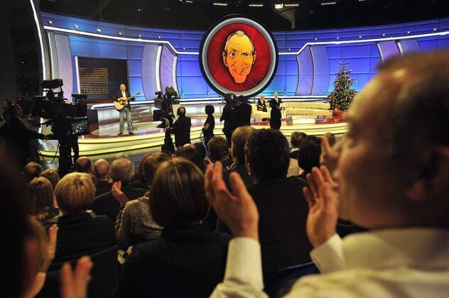 Rheinstetten, DEU, 11.12.2010: TV-Show Verstehen Sie Spass ?: Mike Krüger (L) zeigt einen Ausschnitt aus seinem aktuellen Programm -Is das Kunst, oder kann das weg?!-. 11.12.2010