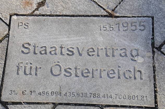 Wörgl Österreich 22.01.11: Wörgler Meilensteine in der Bahnhofstraße - Staatsvertrag für Österreich (1955)