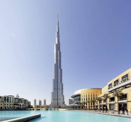 Vereinigte Arabische Emirate, Dubai: Burj Khalifa in Dubai. Der Turm ist mit 818 Metern das höchste Gebäude der Welt. Namensgeber ist der Herrscher der benachbarten Emirate Abu Dhabi, Scheich Khalifa bin Zayed Al Nahyan.