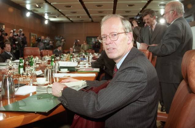 Justizminister Edzard Schmidt-Jortzig (Deutschland FDP) während einer Kabinettssitzung in Bonn