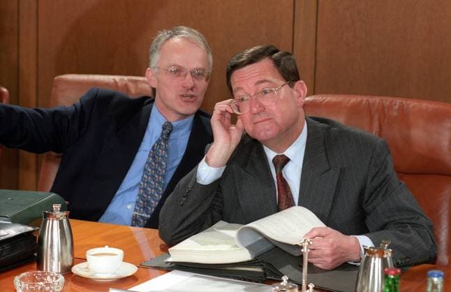Carl-Dieter Spranger (re., Deutschland CSU Bundesminister für wirtschaftliche Zusammenarbeit) und Bundesbildungsminister Jürgen Rüttgers (Deutschland CDU) während einer Kabinettsitzung