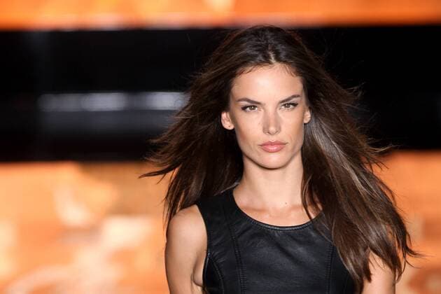 Alessandra Ambrosio - Modenschau des Labels Colcci - Sao Paulo Fashion Week Inverno 2011 (SPFW). Sao Paulo, Brasilien - 