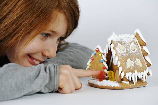  Mädchen mit ihrem Lebkuchenhaus, Pfefferkuchenhaus, Weihnachtsgebäck ibxdwb01822737