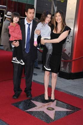 Adam Sandler wird mit einem Stern auf dem Walk of Fame in Hollywood geehrt. Mit ihm freute sich seine Ehefrau Jackie und die Töchter Sunny und Sadie 