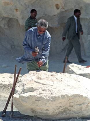 IMAGO History, Ende der Apartheid in Südafrika: 1990-1994 Robben Island CAPE TOWN, SOUTH AFRICA - 20 March 1997: President Nelson Mandela re-visited Robben Island on 20 March 1997, stopping off at the infamous lime quarry where prisoners were forced to work. Gallo0005668