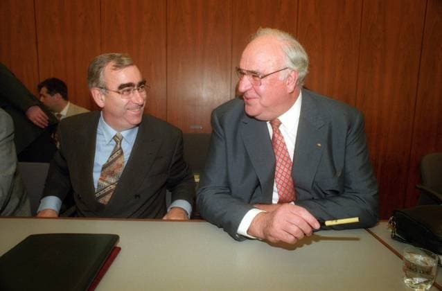 Bundeskanzler Helmut Kohl (re., Deutschland CDU) neben Finanzminister Theo Waigel (Deutschland CSU) während einer CDU CSU-Fraktionssitzung in Bonn