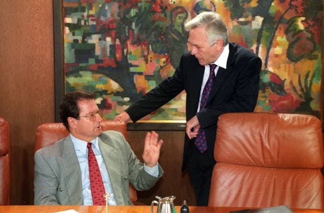 Außenminister Klaus Kinkel (li., Deutschland FDP) im Gespräch mit Bernd Schmidbauer (Deutschland CDU Staatssekretär im Bundeskanzleramt) am Rande einer Kabinettssitzung in Bonn