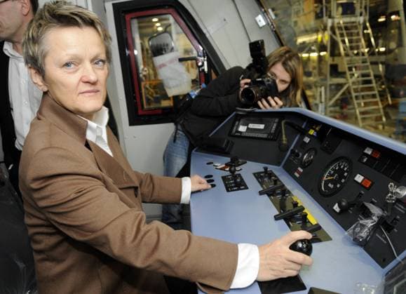 02.02.2011,Berlin Wilhelmsruh: Renate Künast, Vorsitzende der Bundestagsfraktion Bündnis 90 Die Grünen besucht die Firma Stadler Pankow GmbH. Die Firma produziert Schienenfahrzeuge und gehört zum Schweizer Unternehmen Stadlerrail. Foto: Renate Künast im Führerstand eines Regio-Shuttle