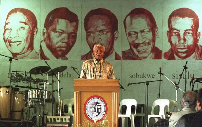 IMAGO History, Ende der Apartheid in Südafrika: 1990-1994 Robben Island CAPE TOWN, SOUTH AFRICA - 1997: Former President Nelson Mandela at the official opening of the Robben Island Museum, on Robben Island in September 1997. ( Gallo999167