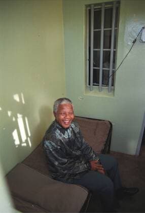 IMAGO History, Ende der Apartheid in Südafrika: 1990-1994 Robben Island CAPE TOWN, SOUTH AFRICA - 1995: President Nelson Mandela in a prison cell on Robben Island. ( Gallo999168