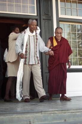 IMAGO History, Ende der Apartheid in Südafrika: 1990-1994 Nelson Mandela (L) and the Dalai Lama CAPE TOWN, SOUTH AFRICA - August 1996: The Dalai Lama meets President Nelson Mandela at the South African parliament in Cape Town, in August 1996. ( Gallo999170