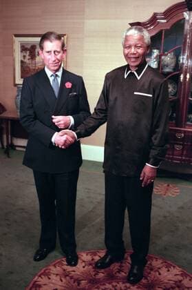IMAGO History, Ende der Apartheid in Südafrika: 1990-1994 Nelson Mandela (R) meets with Prince Charles SOUTH AFRICA - November 1997: His Highness, Charles, Prince of Wales meets then ANC leader and President of South Africa, Nelson Mandela, on an official visit to South Africa. ( Gallo999176